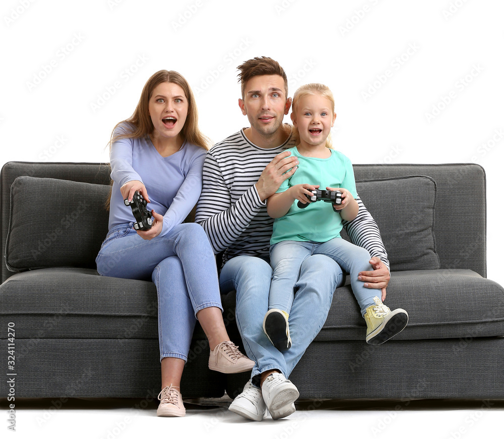 年轻的一家人坐在沙发上玩电子游戏，背景是白色