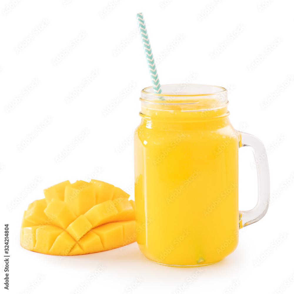 新鲜热带芒果汁，果肉切丁，白色b上隔离的条纹纸吸管