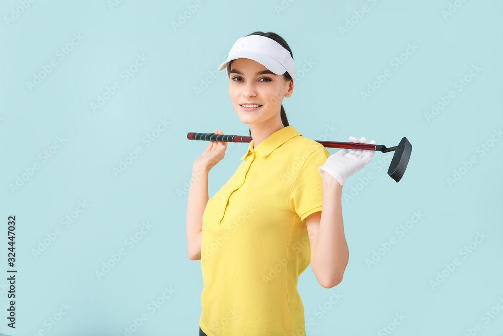 美丽的彩色背景女高尔夫球手