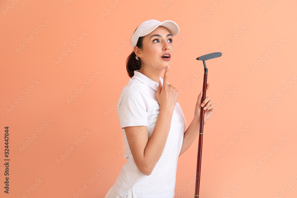 彩色背景下体贴的女高尔夫球手