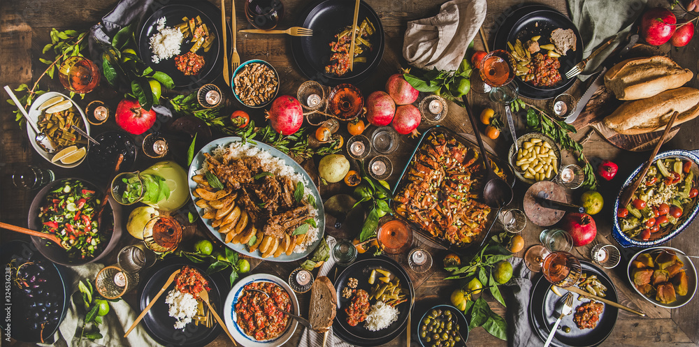 羊肉排、木瓜、青豆、蔬菜沙拉、烤面包等土耳其传统食品的扁平面