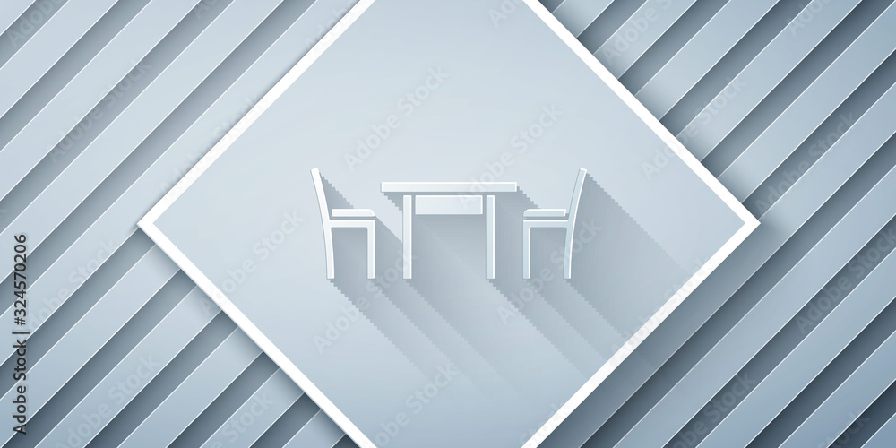灰色背景上带有椅子图标的剪纸木桌。纸艺风格。Vector Illustra
