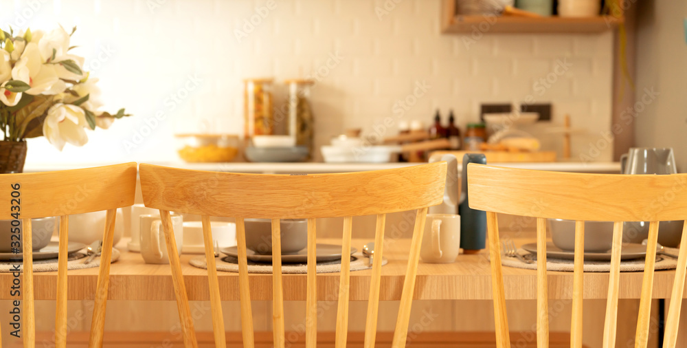 现代餐厅，木质桌子和经典风格的椅子，美丽的房子内部概念