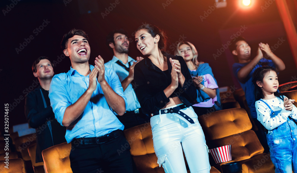 一群观众在电影院里愉快地观看电影。集体娱乐活动和娱乐