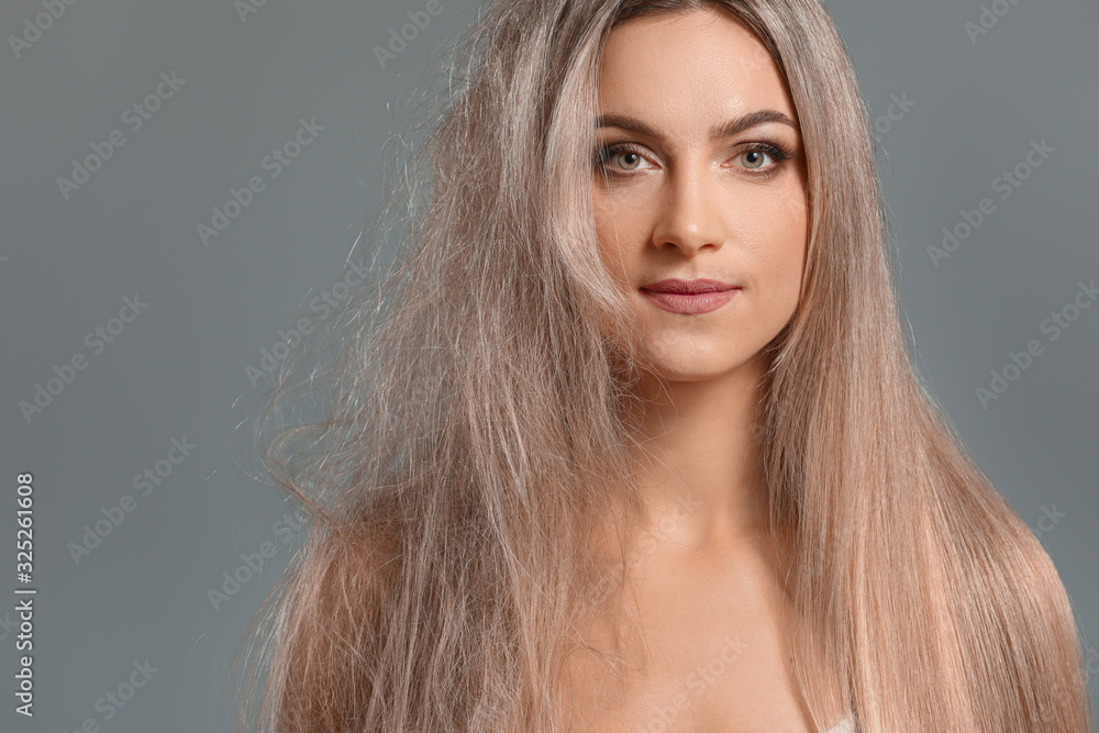 美丽的年轻女性在灰色背景头发处理前后