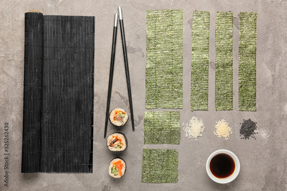 桌上有美味的海藻片和寿司