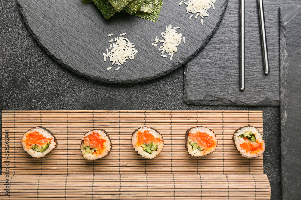 桌上有美味的寿司卷