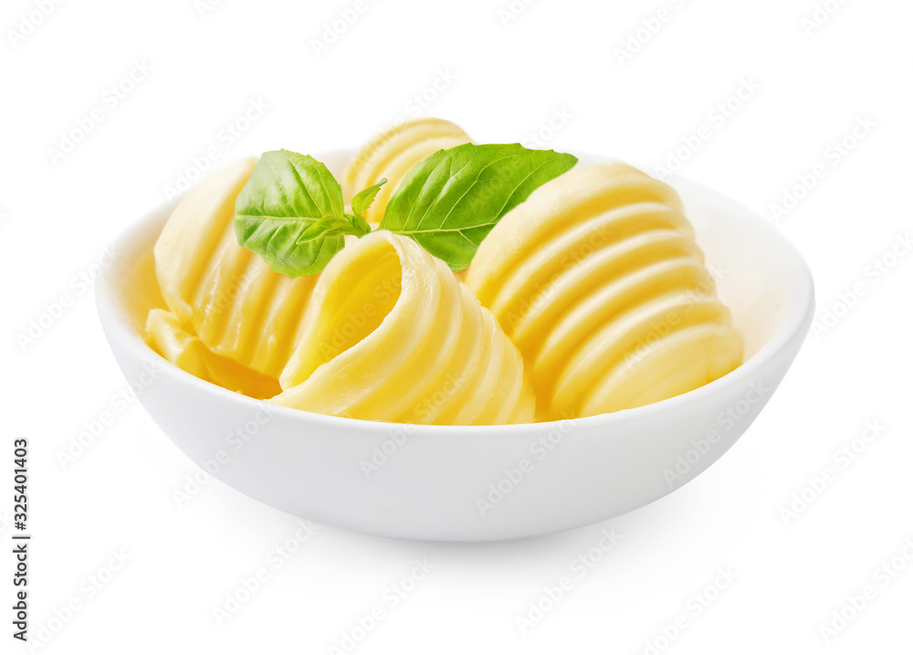 将黄油卷或黄油卷放在白色碗中，新鲜的罗勒叶隔离在白色背景上。