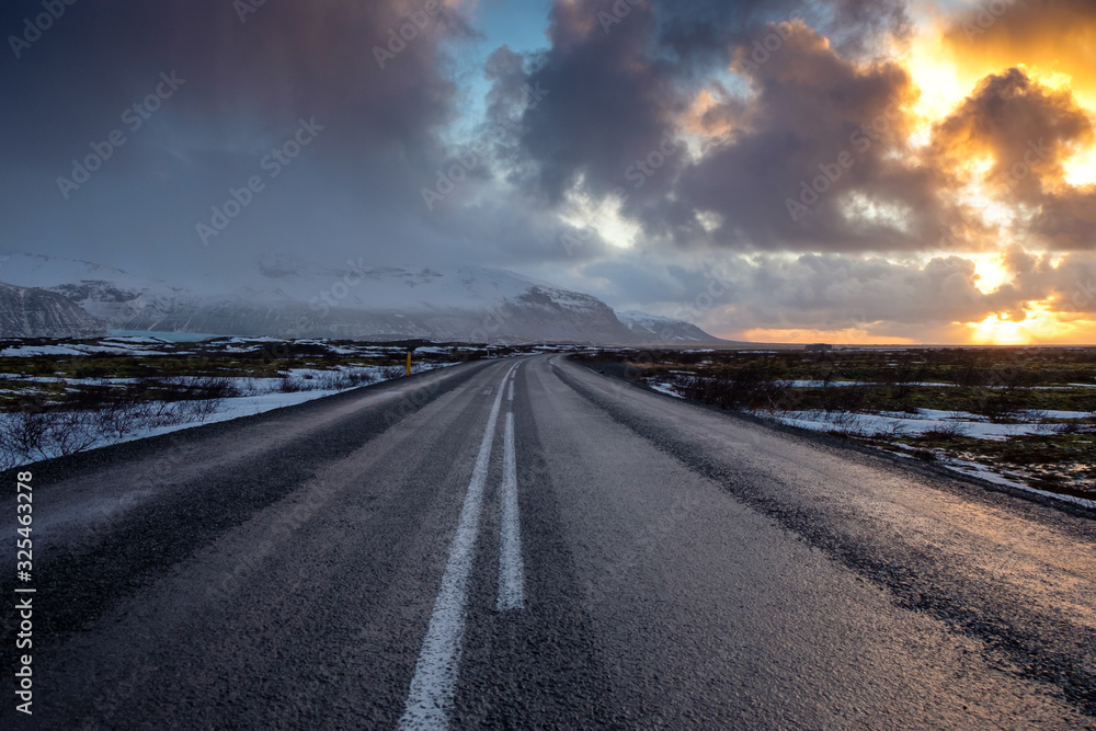 冰岛公路旅行：右边是壮丽的日出，左边是令人惊叹的冰川