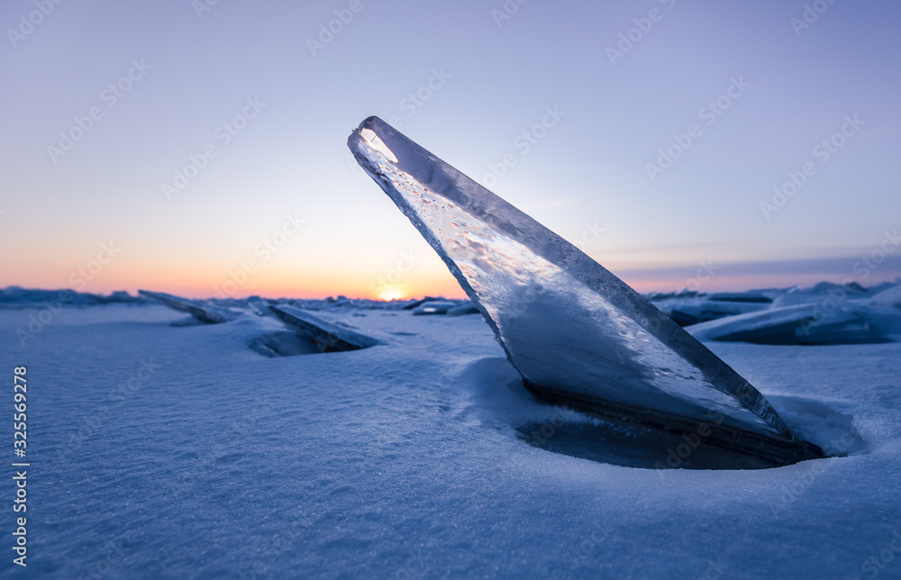 日出时湖面上形成了好奇而美丽的冰块。俄罗斯西伯利亚贝加尔湖。