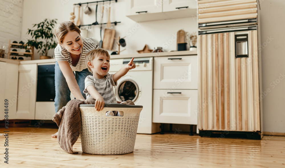 幸福的家庭主妇和孩子在洗衣机里