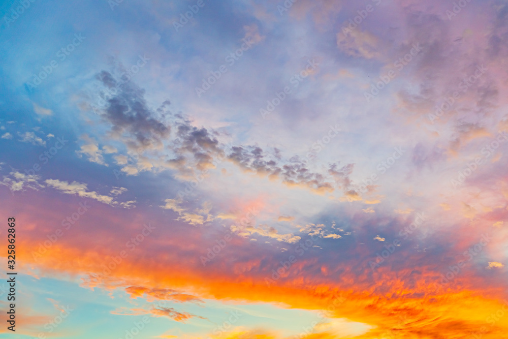 美国乔治亚州夏季日落背景下天空中的白色、橙色、蓝色和深色云层