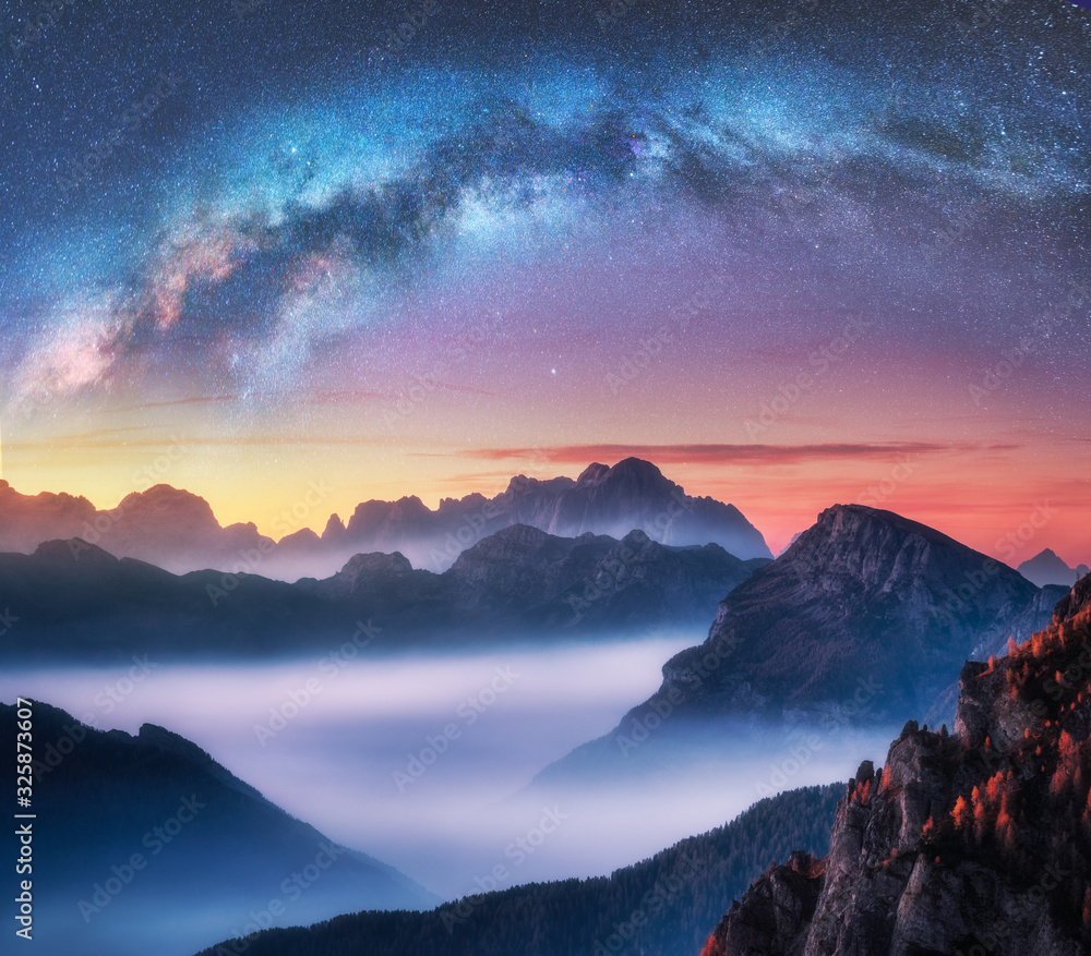 夏季夜晚雾蒙蒙的银河系笼罩在群山之上。高山山谷景观，低丘