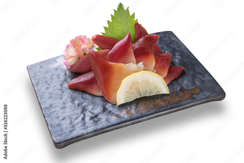 白色背景下的切片日式冲浪蛤生鱼片晚餐