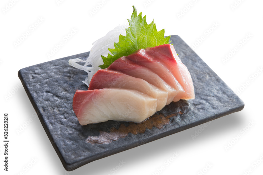 白底隔离的日本料理鱼片生鱼片晚餐