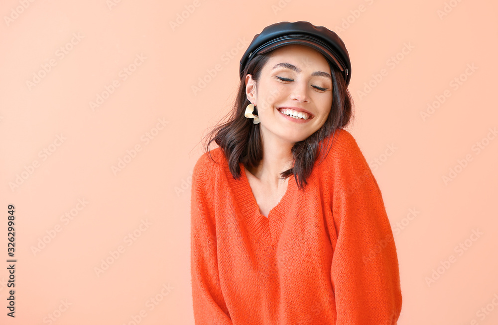 美丽的年轻女子穿着彩色背景的保暖毛衣