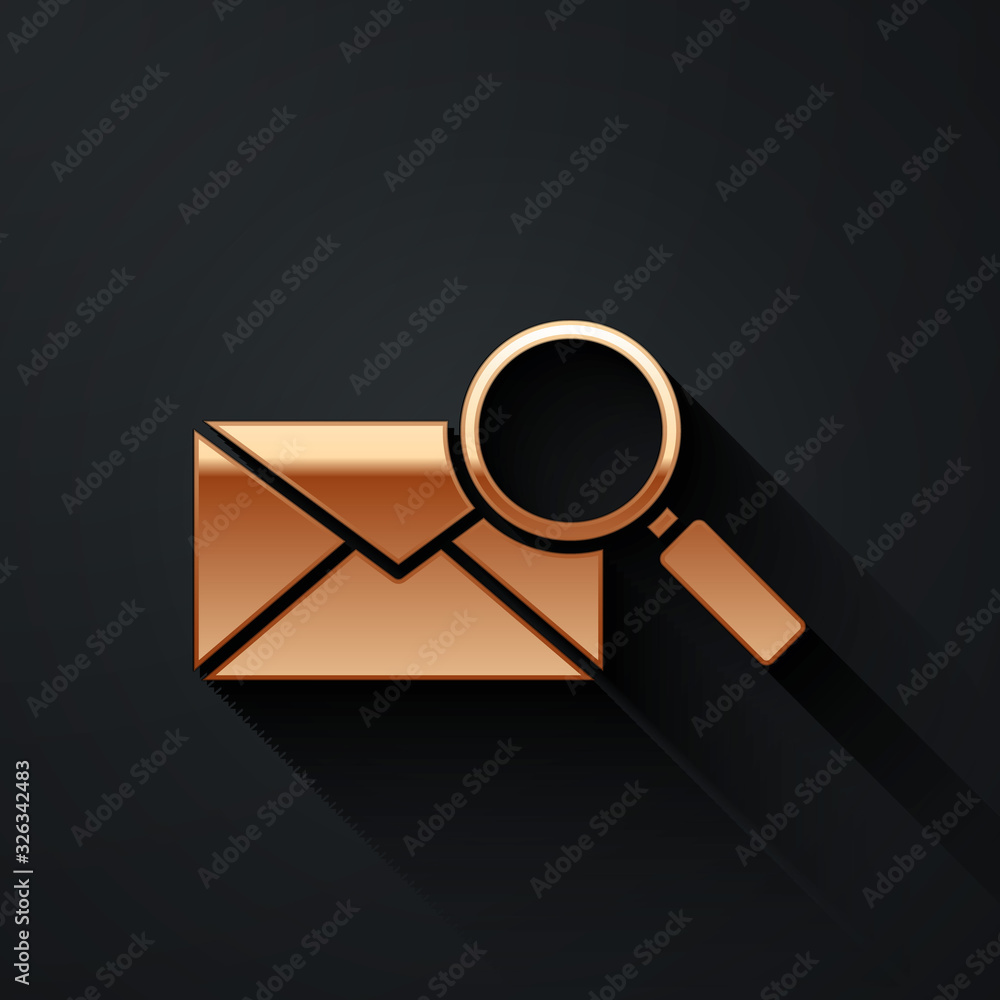 金色信封邮件，黑色背景上隔离放大镜图标。长阴影样式。Vecto