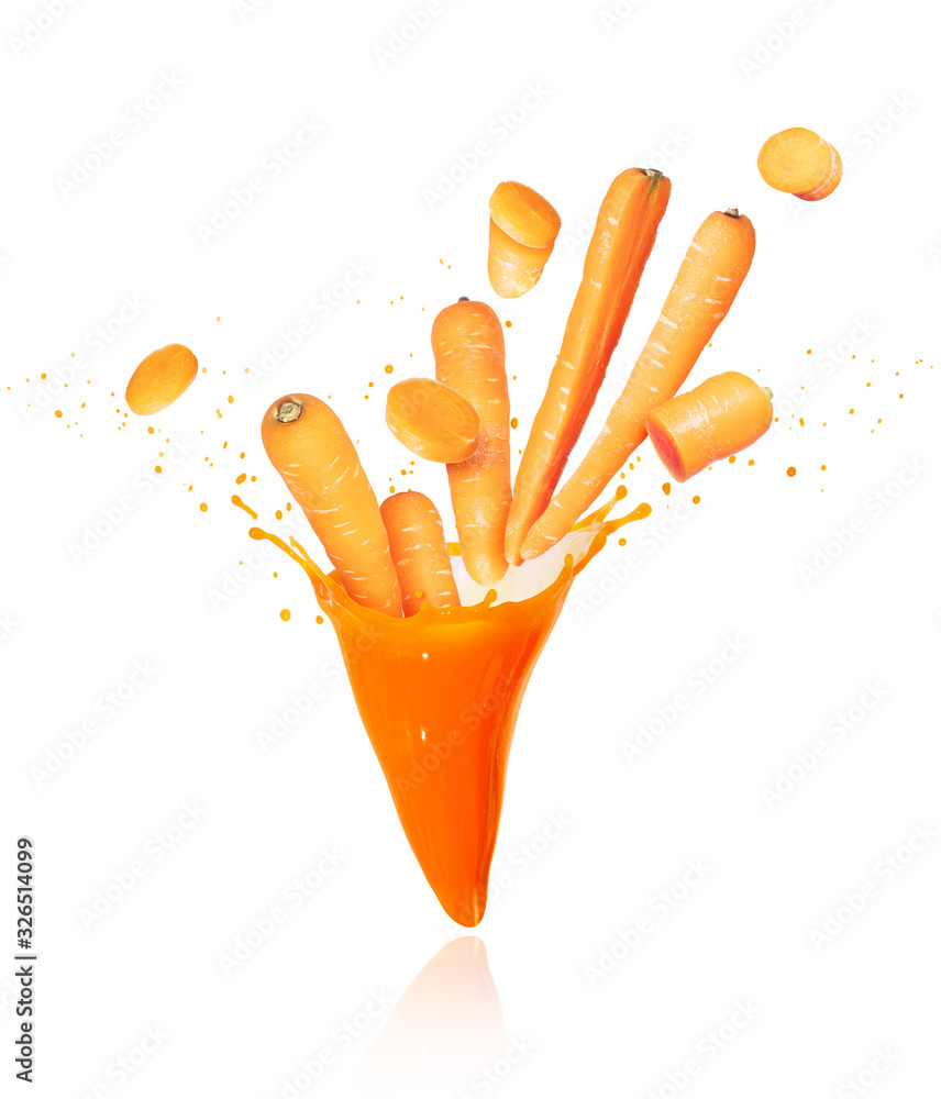 整根和切片的胡萝卜，加上一点新鲜的果汁，在白色背景上分离