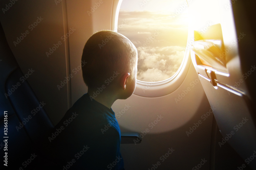 飞机上的男孩向窗外看