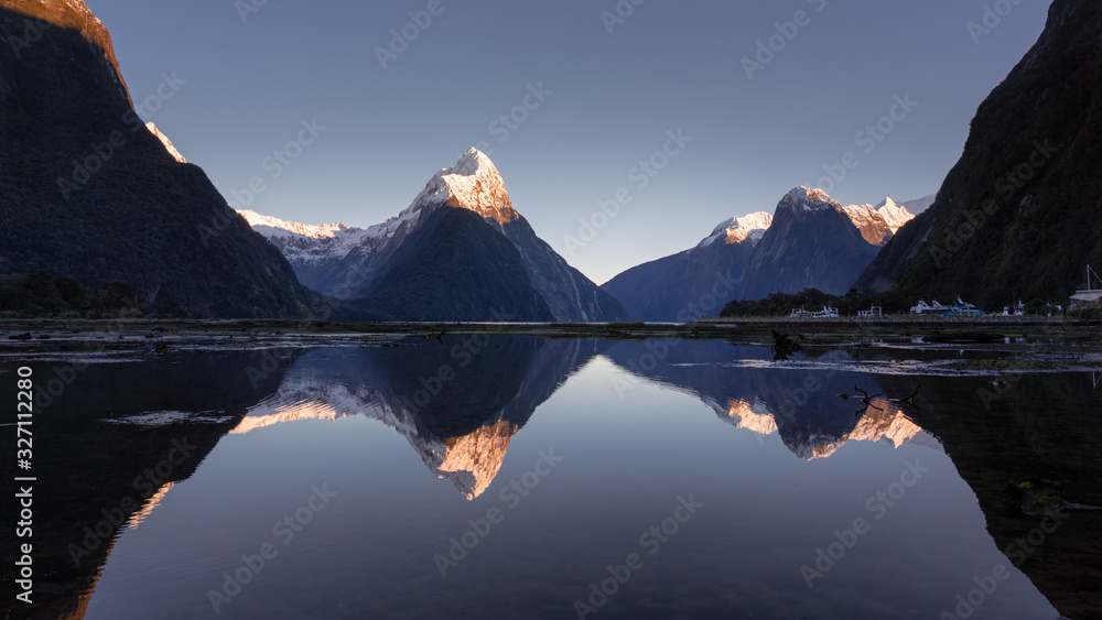 新西兰南岛米尔福德声音中Mitrepeak的镜像反射