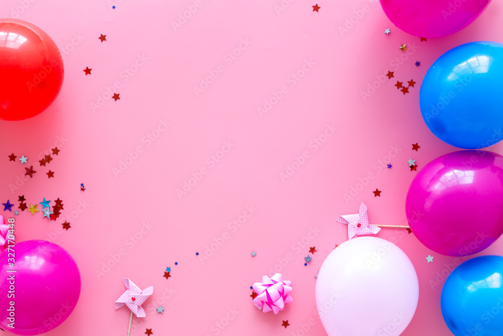 派对概念。粉色背景上的彩色气球和五彩纸屑自上而下的框架复制空间