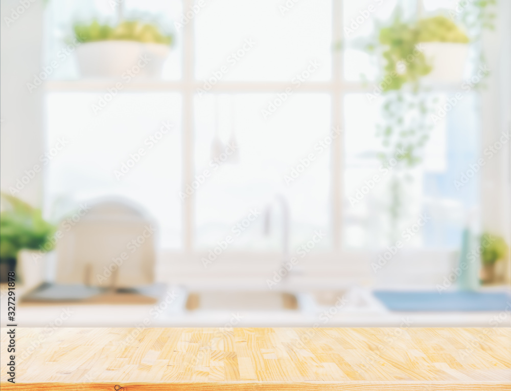 模糊厨房背景上的木质桌面
