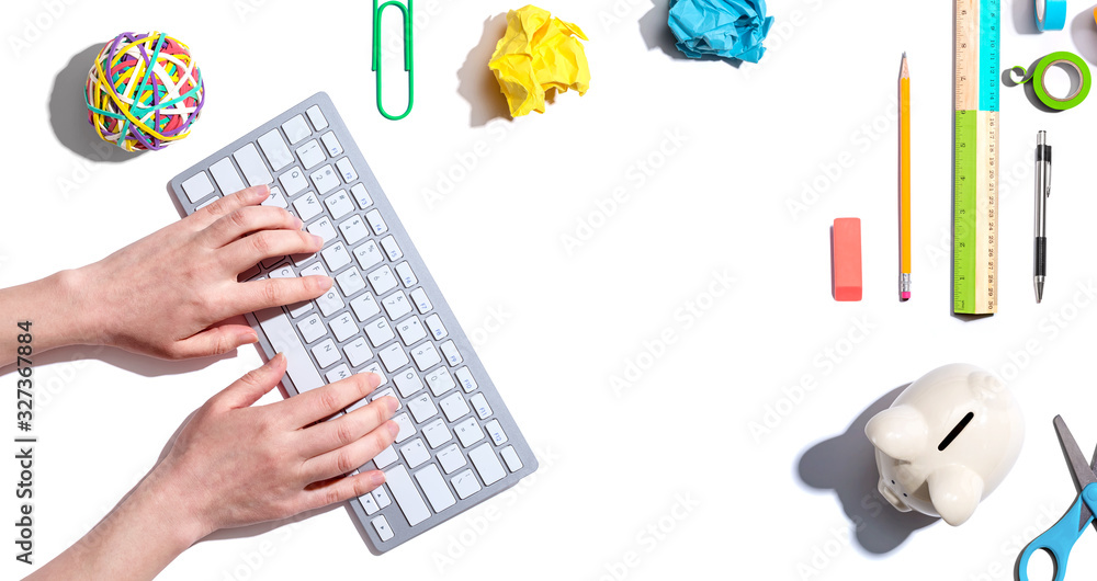 使用电脑键盘的女性-俯视图