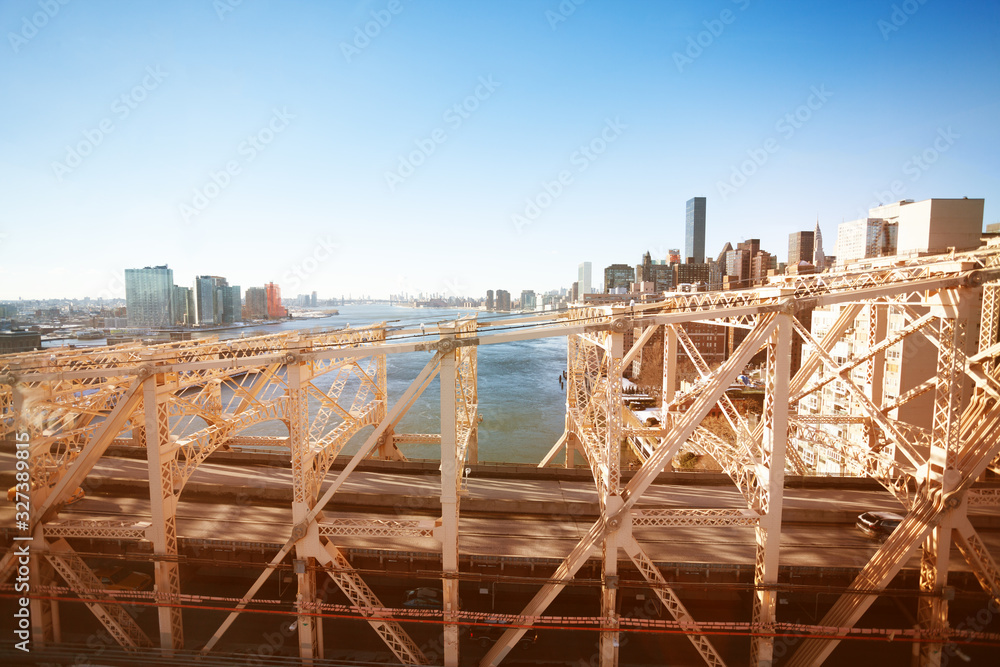Ed Koch Queensboro大桥横跨纽约和东河，背景是哈德逊河，美国纽约
