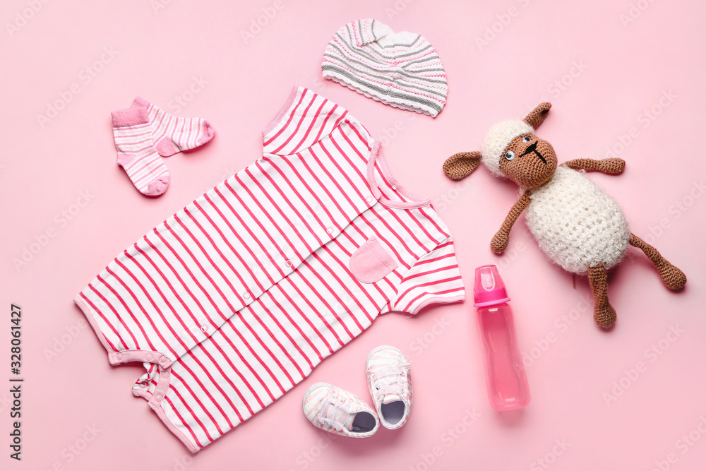 彩色背景的婴儿服装和配饰