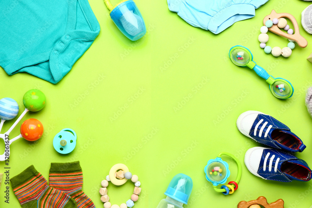 由婴儿衣服和配饰制成的框架，颜色背景