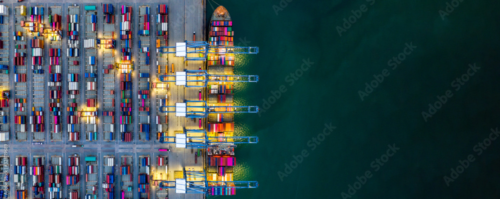 集装箱船在深海港口装卸，商业物流进口和出口鸟瞰图