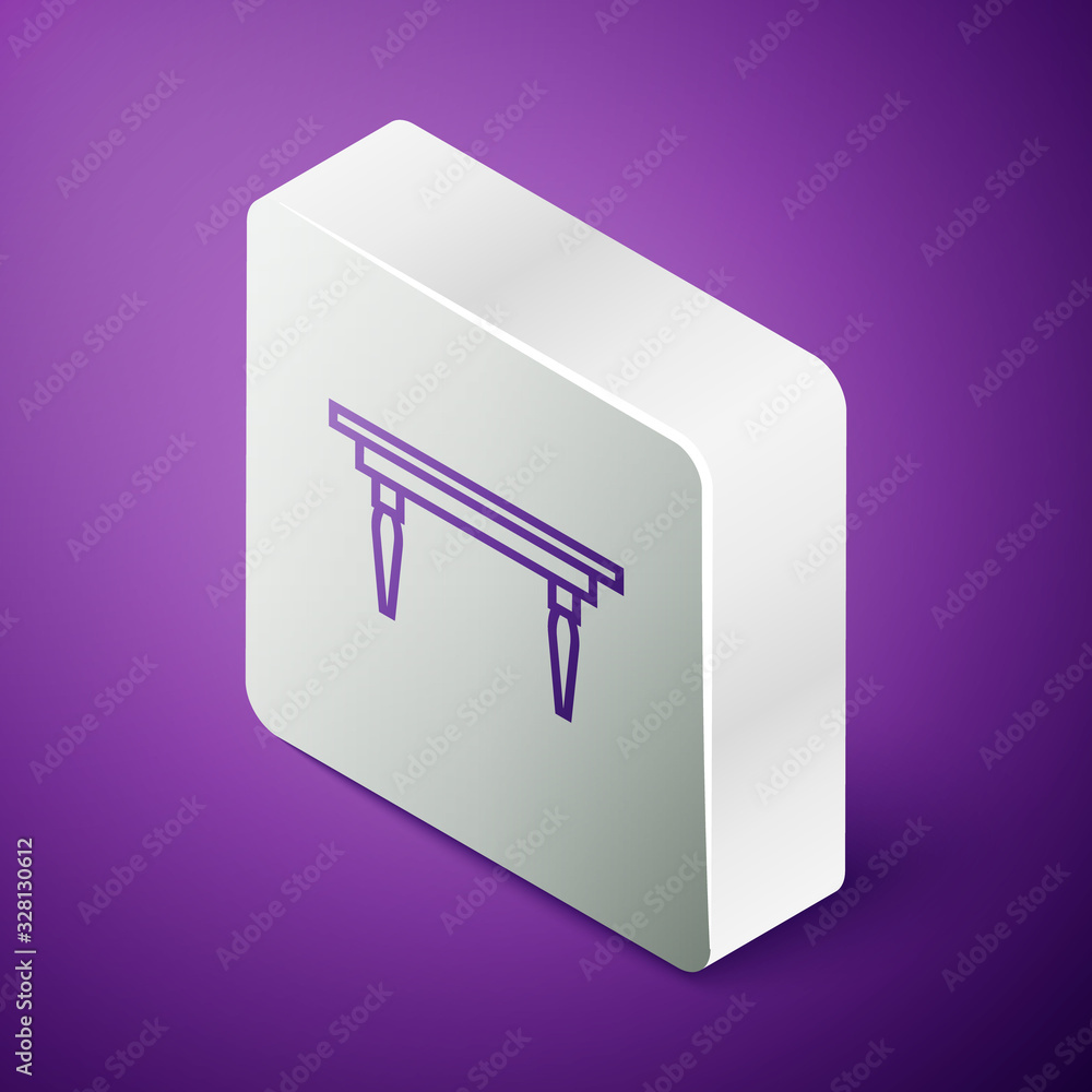 等距线紫色背景上隔离的木桌图标。银色方形按钮。矢量照明