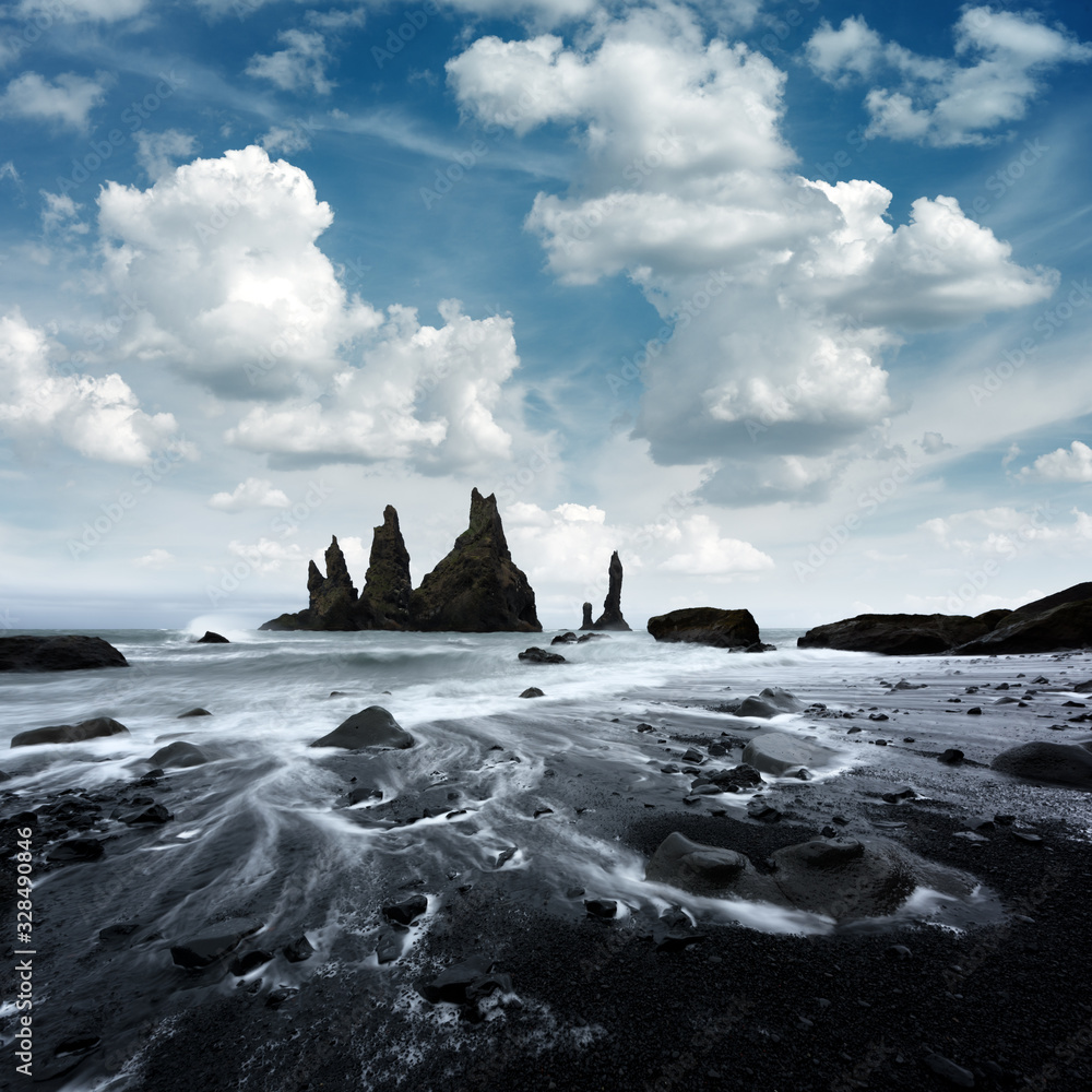 玄武岩岩层的奇妙景观黑色海滩上的巨魔脚趾、暴风雨的海浪和clou