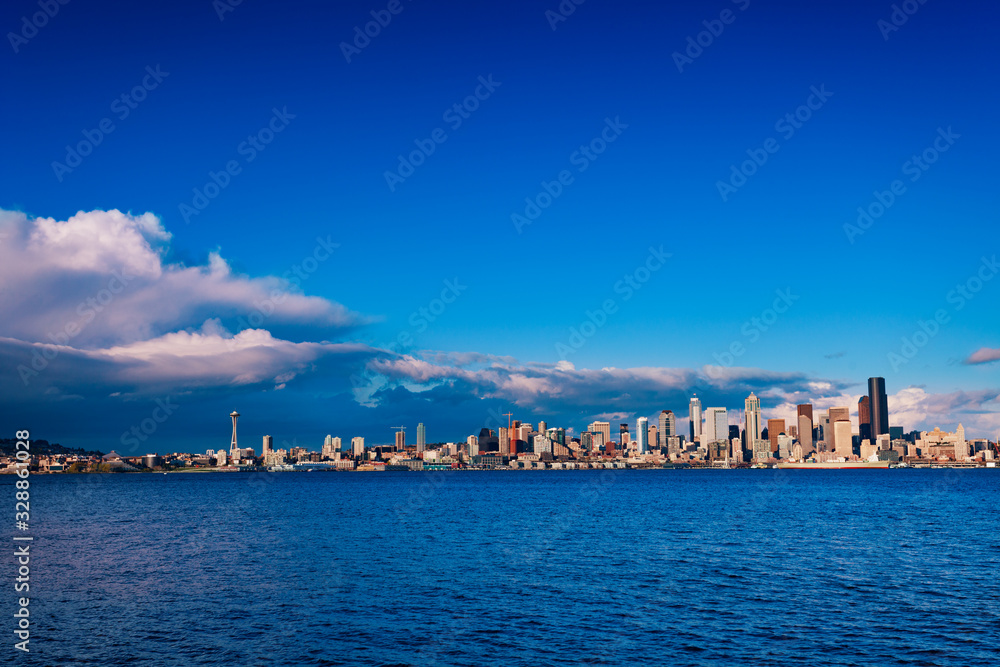 美国华盛顿州埃利奥特湾的西雅图市中心天际线全景