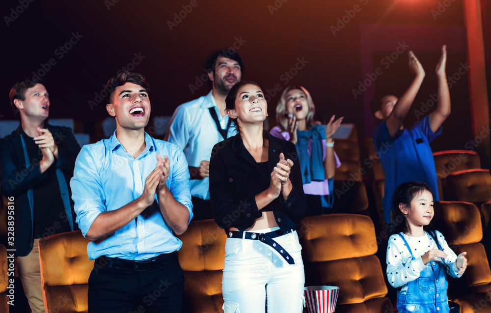 一群观众在电影院看电影，既开心又有趣。集体娱乐活动和娱乐