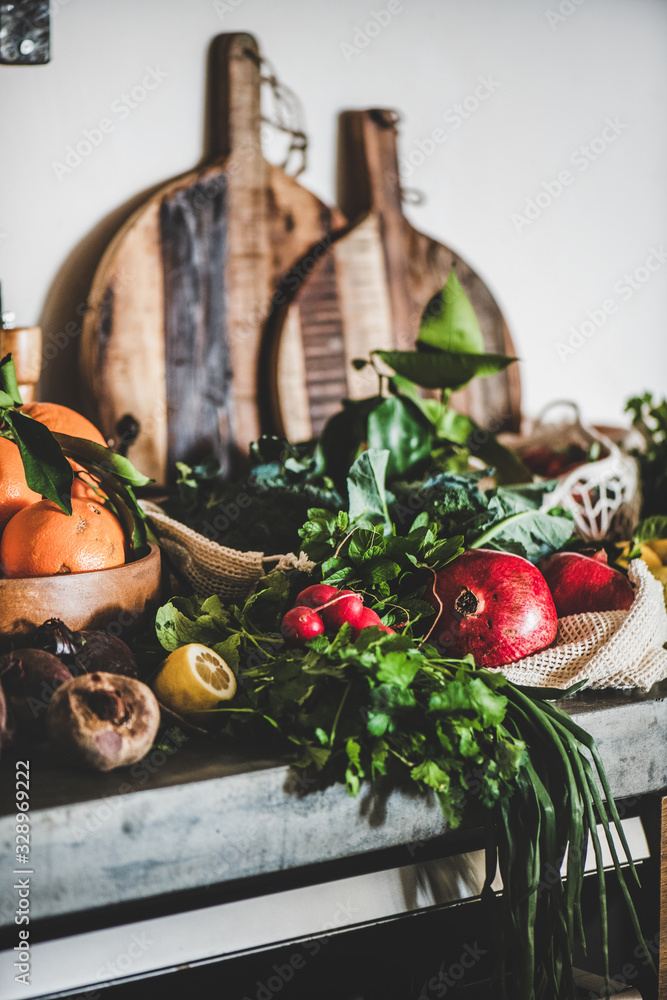 素食、素食、均衡饮食。水果、蔬菜、坚果、绿色蔬菜覆盖灰色混凝土厨房。