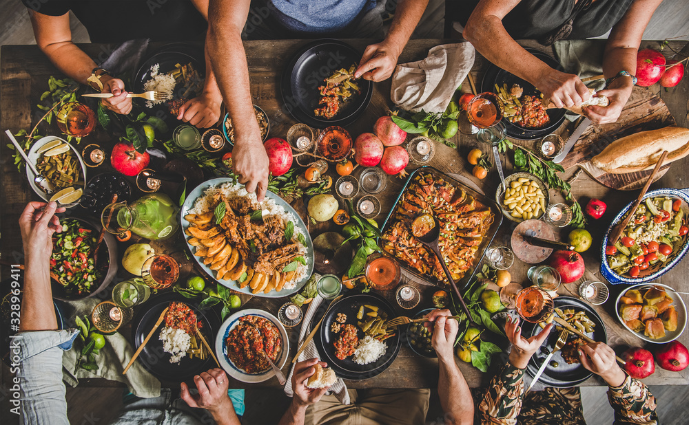 土耳其美食羊排、木瓜、豆类、蔬菜沙拉、巴巴努的家庭盛宴