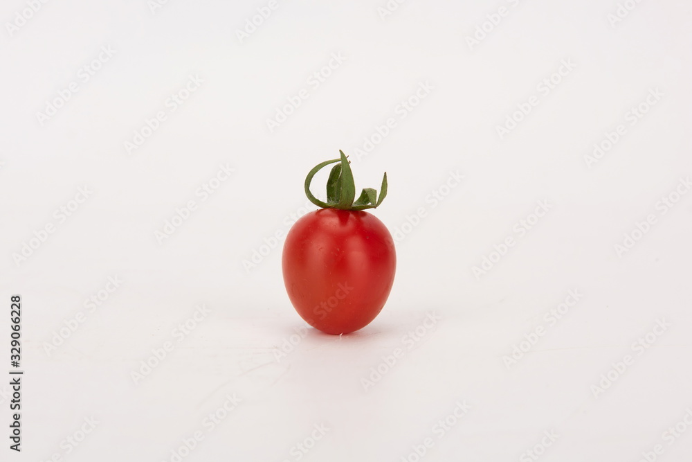 樱桃番茄是一种小圆番茄，被认为是一种中间遗传混合物b