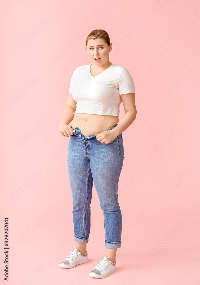 彩色背景下的超重女性。减肥概念