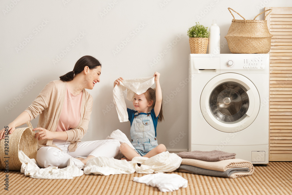 一家人洗衣服
