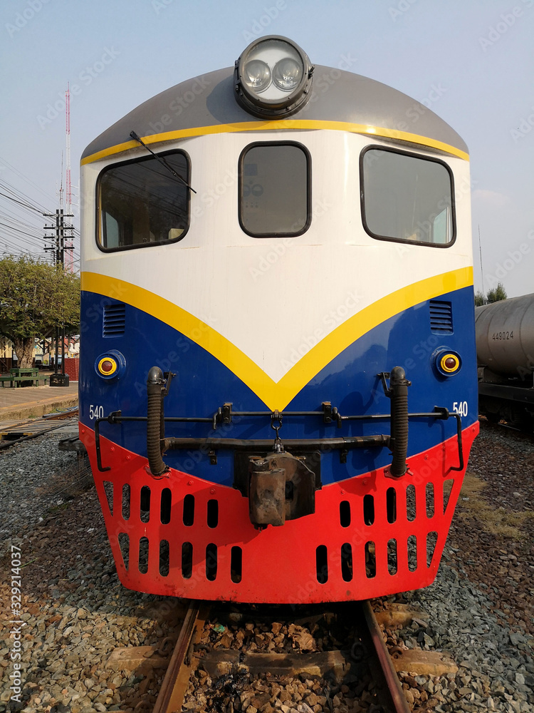 明亮的日子里，铁路上有白色、黄色、蓝色、红色的漂亮柴油列车。