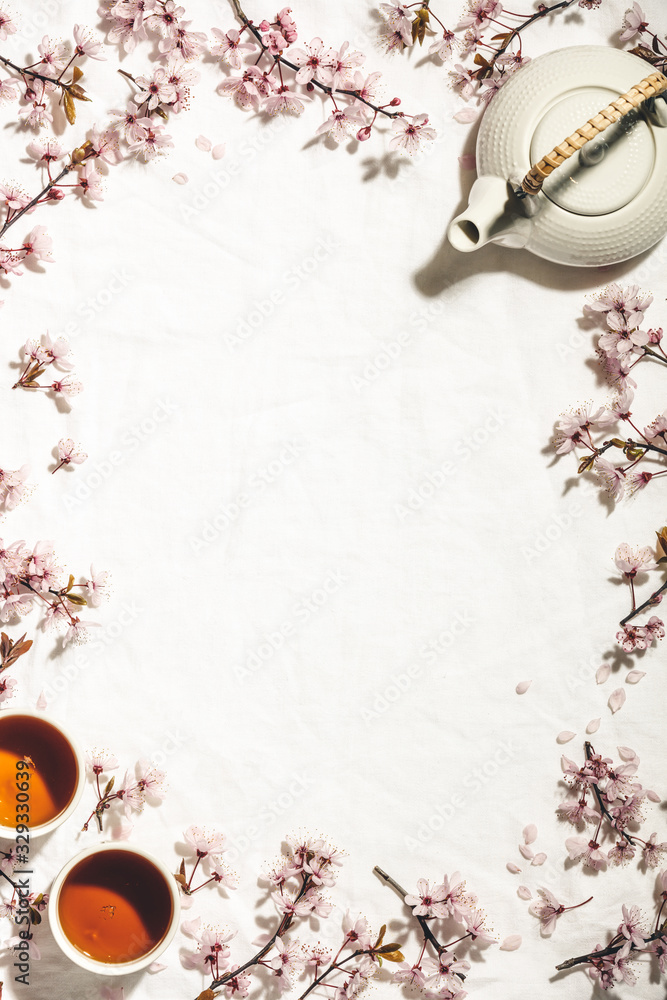 白色亚麻餐巾上樱花盛开的春天边界
