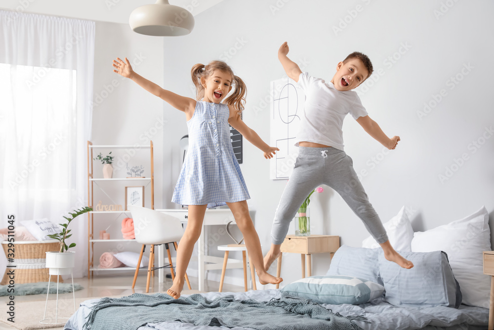 快乐的孩子在家里的卧室里玩得很开心