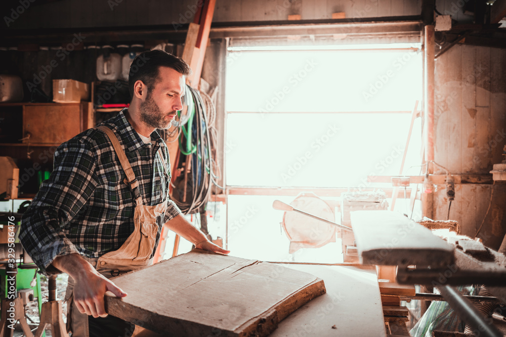 木匠在木工车间从事木工工作