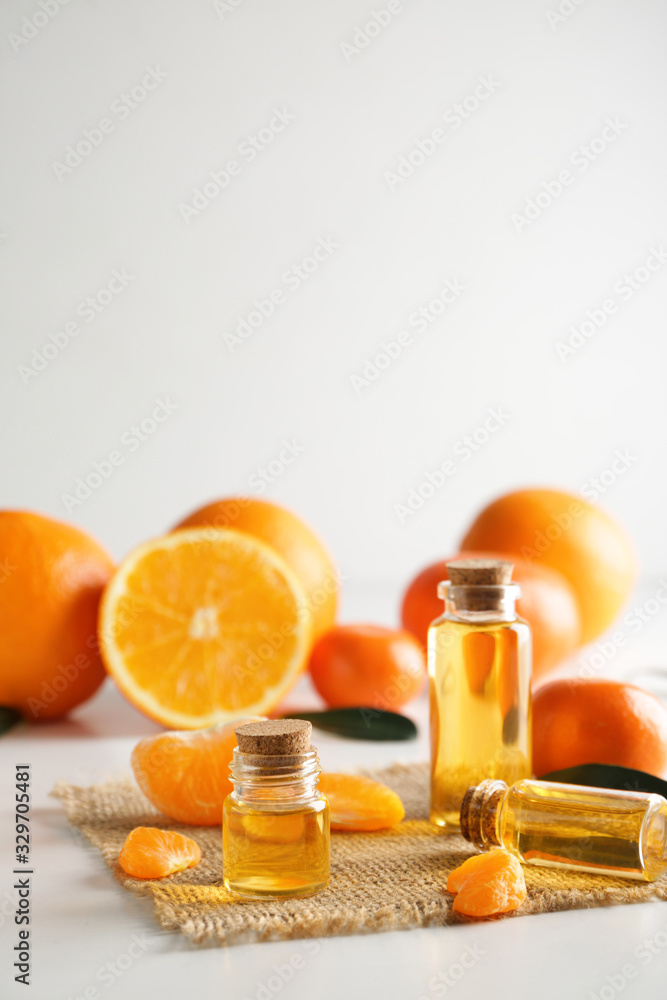 餐桌上的几瓶柑橘精油