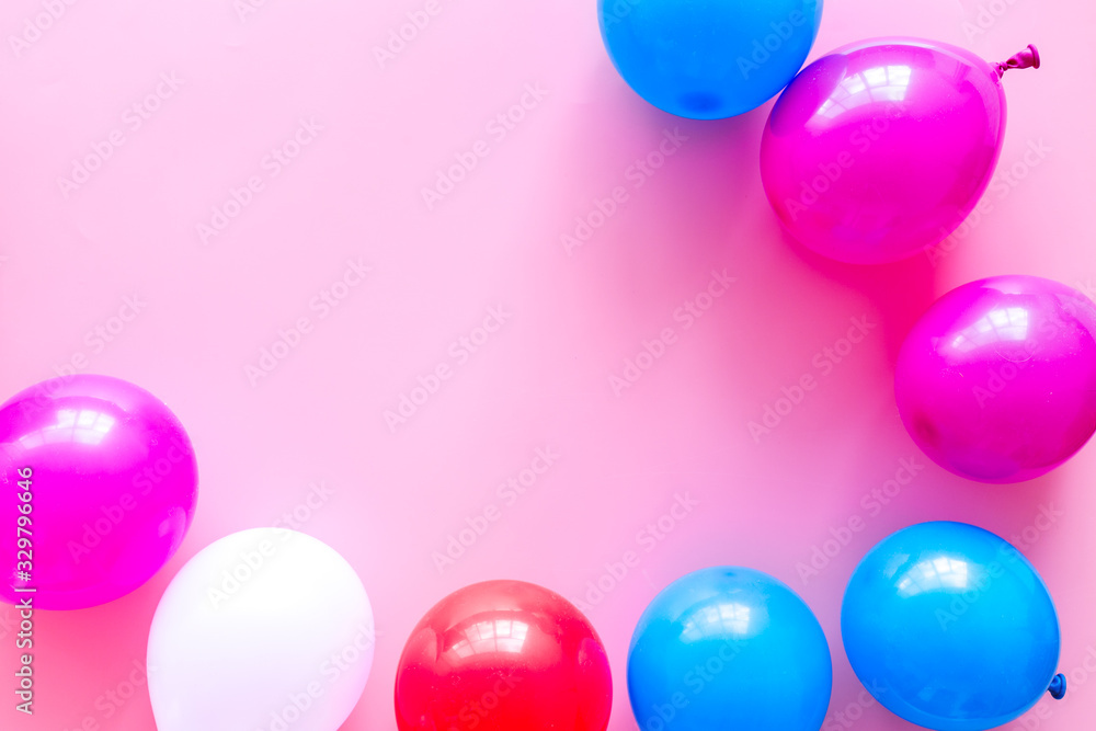 粉色背景上带有彩色气球的装饰框架自上而下的框架复制空间