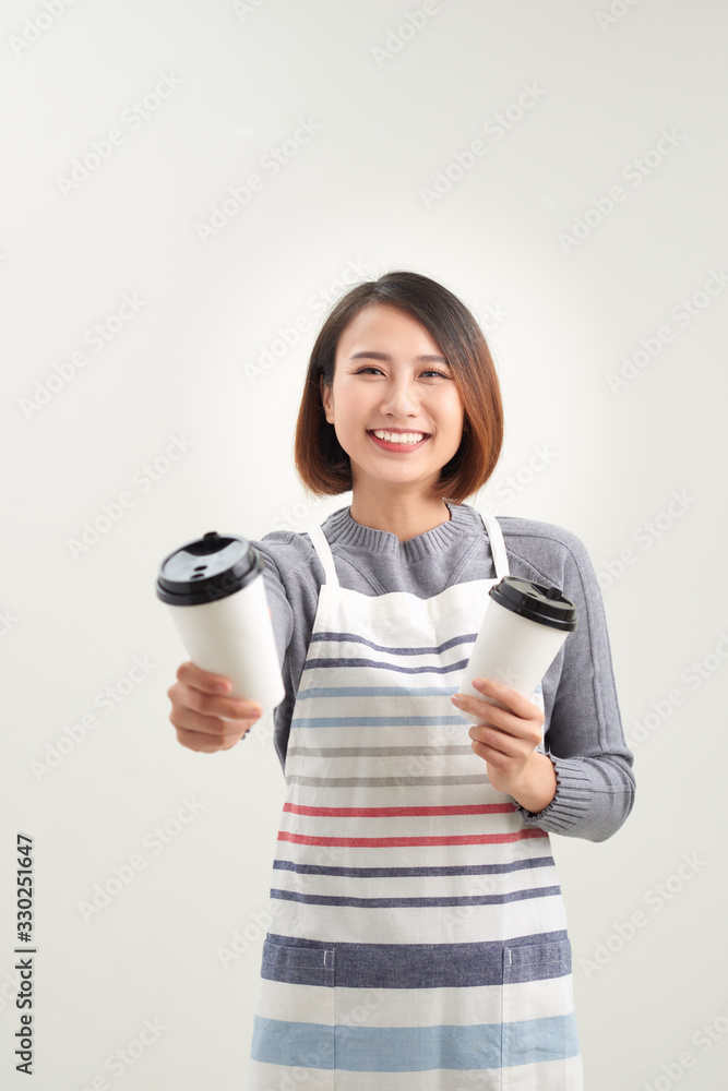 一位年轻的咖啡师用一次性杯子提供咖啡
