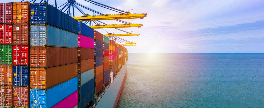 利用码头起重机运输进出口集装箱箱的集装箱船，全球商务货运