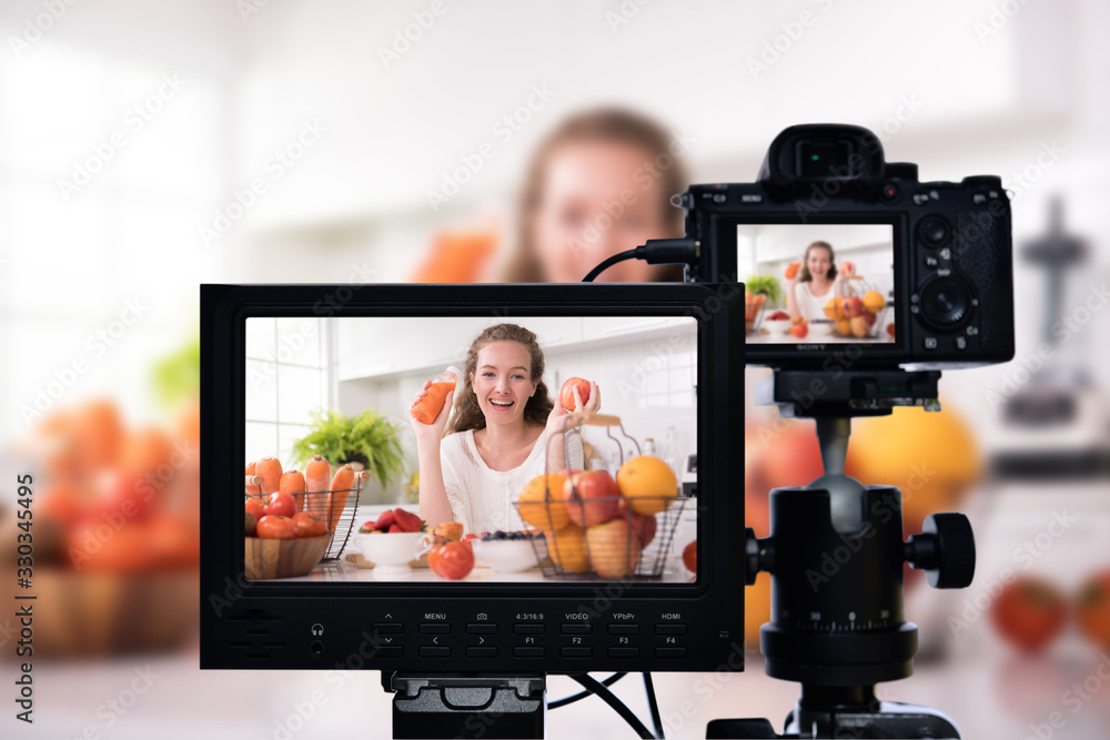 年轻女性博主vlogger和网络影响者录制健康食品视频内容