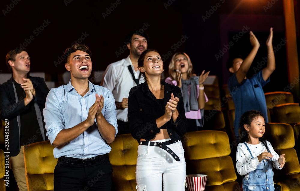一群快乐有趣的观众在电影院看电影。集体娱乐活动和娱乐